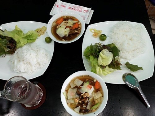 Hình ảnh Ông chủ Lệ Rơi quạt chả, bưng bê phục vụ khách số 4