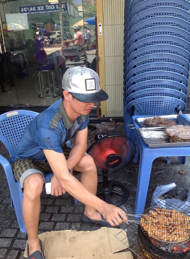 Hình ảnh Ông chủ Lệ Rơi quạt chả, bưng bê phục vụ khách số 2