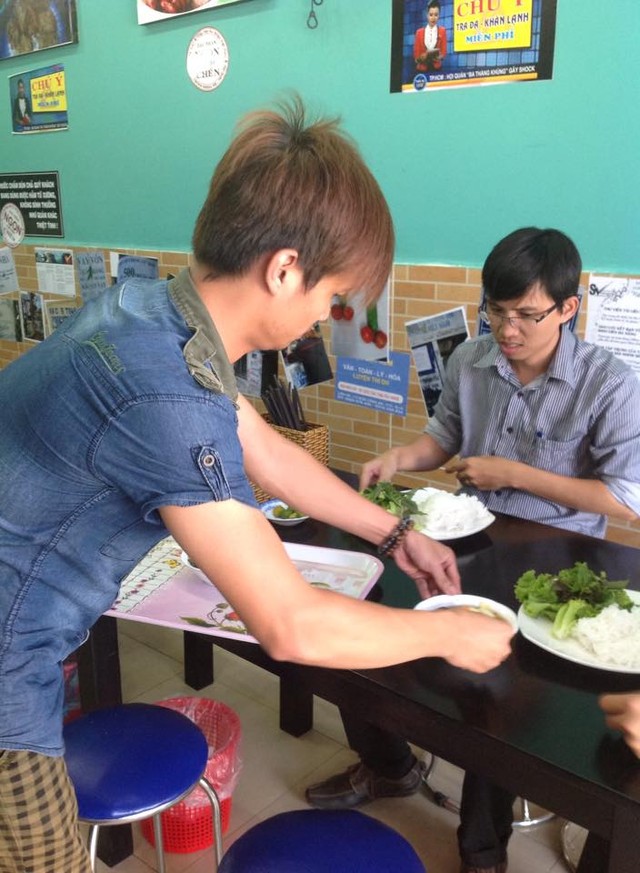 Hình ảnh Ông chủ Lệ Rơi quạt chả, bưng bê phục vụ khách số 3