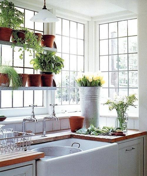 Cửa sổ kết hợp kệ mở tiết kiệm không gian cho nhà nhỏ 1 Cửa sổ kết hợp kệ mở tiết kiệm không gian cho nhà nhỏ 1