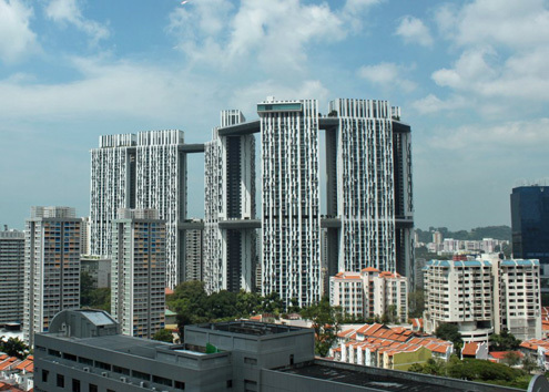 Pinnacle nhìn từ bên ngoài. Bảy tòa nhà ở đây được nối với nhau ở tầng 50 và 26.