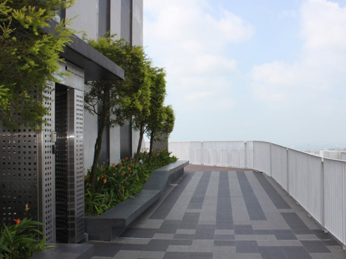 Người ở có thể đi thang máy lên tầng 50 để ra khu cầu nối. Người ngoài cũng có thể lên đây với mức phí 4 USD một người.