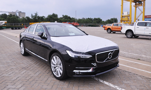xe-la-volvo-s90-2017-ve-viet-nam-doi-dau-mercedes-e-class