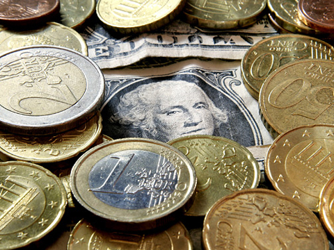 Đồng euro của châu Âu đang có dấu hiệu mất giá trước đồng đôla của Mỹ. Ảnh: