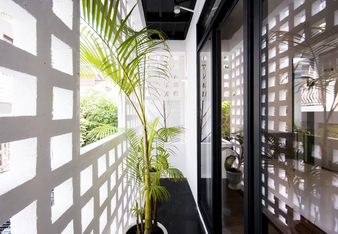 Nhà ống 48 m2 kín nhưng thoáng gió ở Sài Gòn nhờ mặt tiền gạch lỗ
